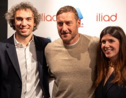 Francesco Totti incontra i fan all’iliad Store di Roma