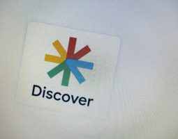 Google Discover cambia: AI, YouTube e X rubano traffico