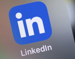 LinkedIn accusata di usare i DM per istruire l'AI