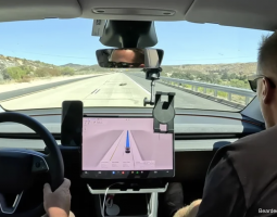 Tesla FSD cross-country: quando la guida autonoma fallisce