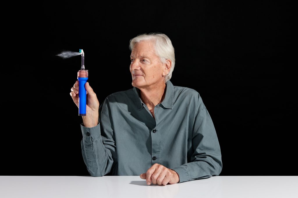 Dyson CameraJet vede tra i denti e colpisce la placca