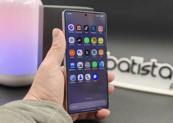 Samsung ritarda l'aggiornamento a Android 15