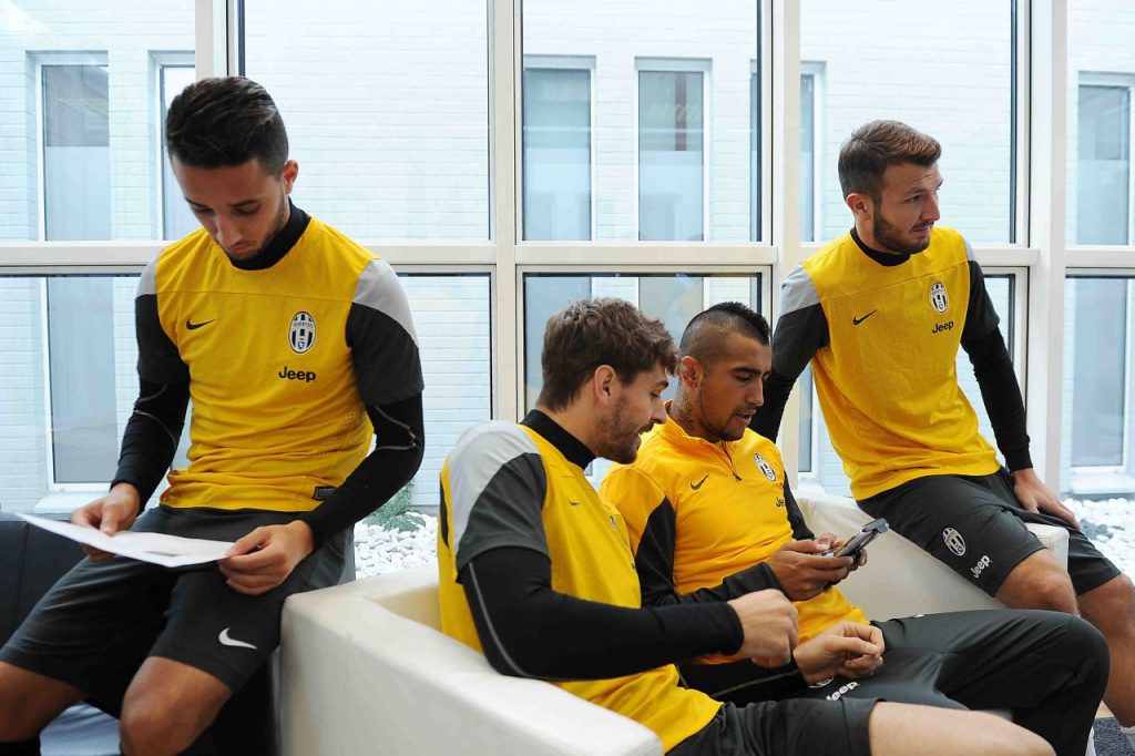 Samsung presenta ai Campioni della Juventus Fc il nuovo  TV UHD 85 S9 .