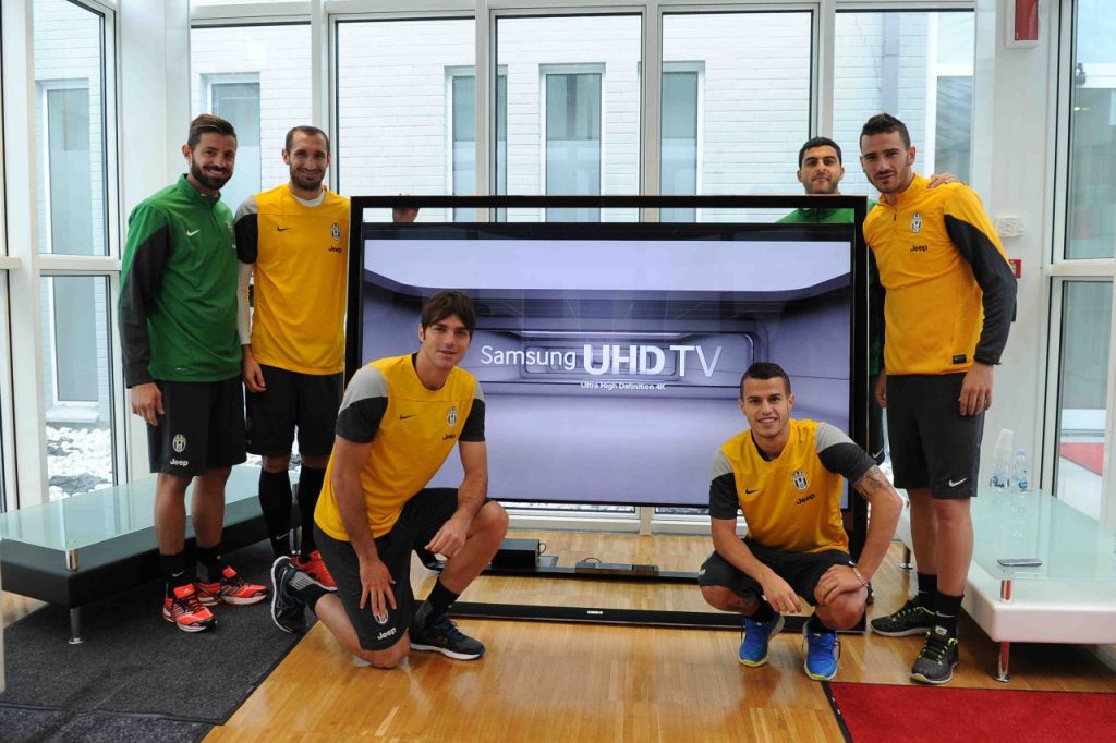 Samsung presenta ai Campioni della Juventus Fc il nuovo  TV UHD 85 S9 .