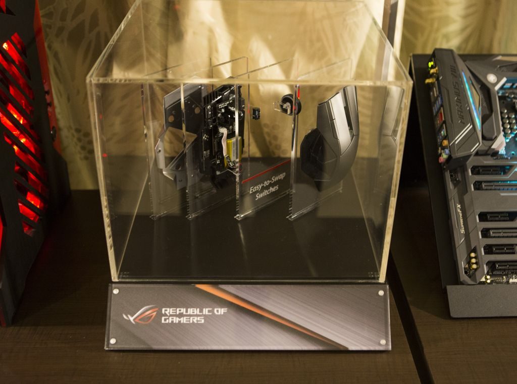 Exploded-display-of-Spatha-gaming-mouse