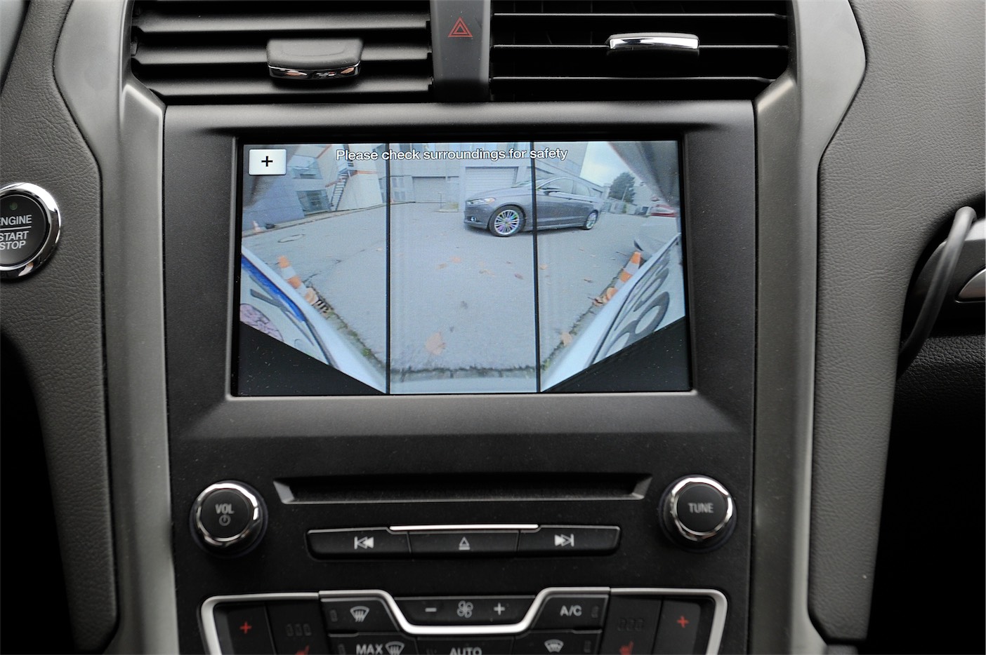 ford-iws2016_event_180rearviewcamera_01