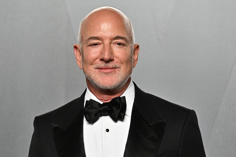 Bezos fondo AI: 100 miliardi per le fabbriche