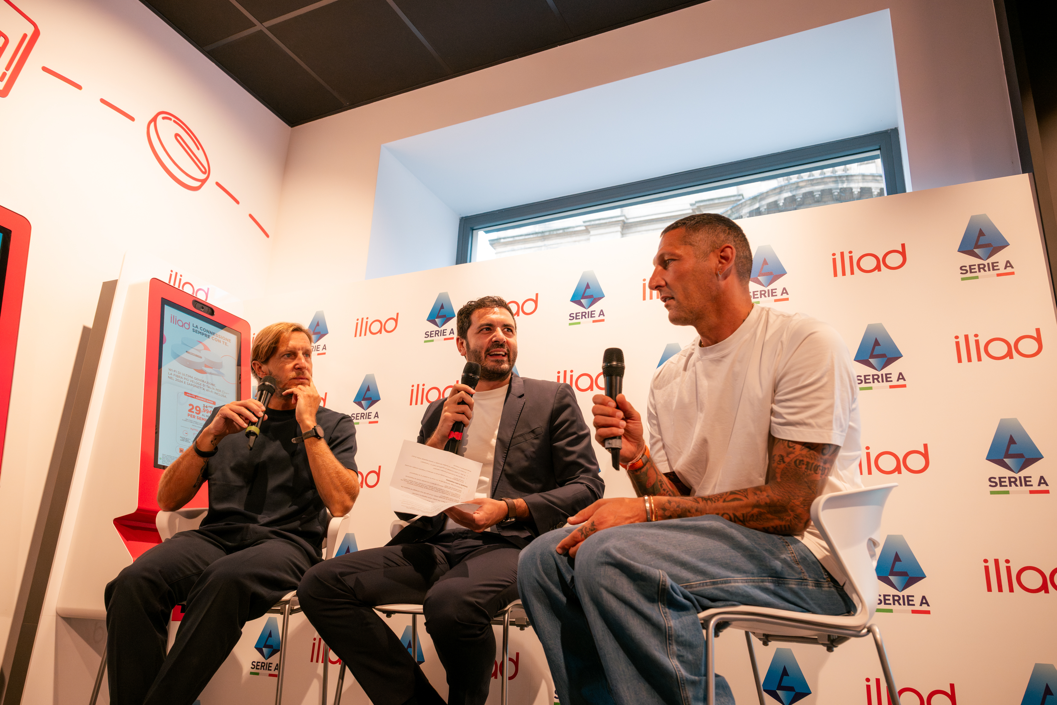 ILIAD: grande successo per il Meet & Greet all’edicola con Materazzi e Ambrosini