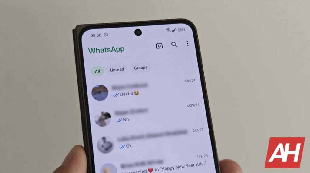 Il pulsante Meta AI su Whatsapp scatena polemiche