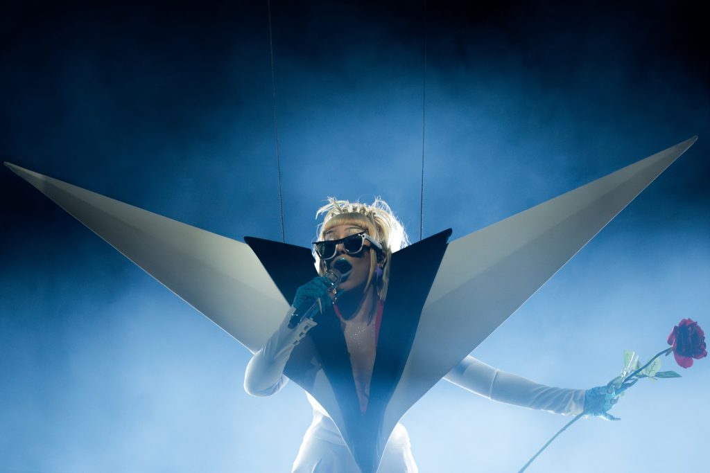 Ray Ban Meta sale sul palco con Doja Cat