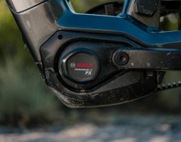 Le novità Bosch eBike 2026 puntano su libertà e personalizzazione Bosch eBike Systems ha svelato le sue innovazioni per il model year 2026 a Eurobike 2025 di Francoforte. L’obiettivo è chiaro: offrire una mobilità smart, potente e versatile, adatta tanto alla città quanto alle escursioni all’aria aperta. Le novità Bosch eBike 2026 ampliano la gamma esistente con soluzioni per ogni tipo di ciclista. Performance Line PX: la nuova ammiraglia per le avventure outdoor Il fiore all’occhiello è la nuova Performance Line PX, una drive unit pensata per lunghi tragitti e percorsi impegnativi. Grazie alla coppia massima di 90 Nm e una potenza di 700 watt, il supporto arriva fino al 400%, con un’erogazione sempre bilanciata. Il motore si abbina all'app eBike Flow, che permette la completa personalizzazione dello stile di guida. La pedalata risulta fluida e silenziosa, mentre la trasmissione ottimizzata riduce vibrazioni e rumori anche su tracciati complessi. L’unità è stata pensata per chi vuole il massimo, sia in termini di potenza che di controllo. Tre nuove drive unit pensate per la città Per gli spostamenti urbani, arrivano Cargo Line, Performance Line Speed e Performance Line nella nuova versione compatibile con il sistema intelligente Bosch. I nuovi motori offrono prestazioni superiori, mantenendo un peso contenuto e un’elevata silenziosità. Anche la Performance Line SX riceve un boost prestazionale. La gamma si arricchisce inoltre della nuova batteria PowerTube 540, ideale per chi cerca un’autonomia affidabile in uno chassis compatto. Sistema ABS evoluto: più controllo e nuovi freni compatibili Il sistema Bosch eBike ABS si evolve grazie all’integrazione con freni di marchi leader come Shimano, Magura e TRP. Il nuovo software dell’ABS garantisce una frenata ancora più progressiva, offrendo maggiore sicurezza in ogni situazione. Il ciclista può contare su un controllo totale anche nelle frenate più brusche. Cambio elettronico eShift: più fluido, più intelligente Anche il cambio elettronico eShift si aggiorna. Ora supporta una maggiore varietà di trasmissioni, sia manuali che automatiche, semplificando ulteriormente l’esperienza d’uso. I ciclisti urbani e gli sportivi possono così godere di una cambiata fluida e priva di interruzioni, totalmente integrata nel sistema intelligente Bosch. Grazie a queste novità Bosch eBike 2026, il brand tedesco consolida la propria posizione come punto di riferimento nella mobilità elettrica su due ruote.