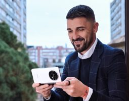 David Villa e OPPO Find N5: l’efficienza sul campo e nella vita quotidiana