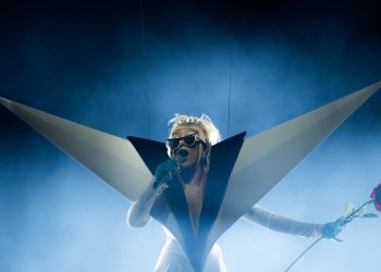 Ray Ban Meta sale sul palco con Doja Cat