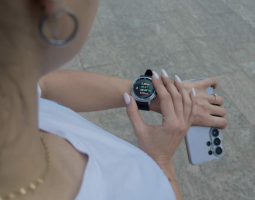 Galaxy Watch8 Runway Run: Samsung porta il running in pista