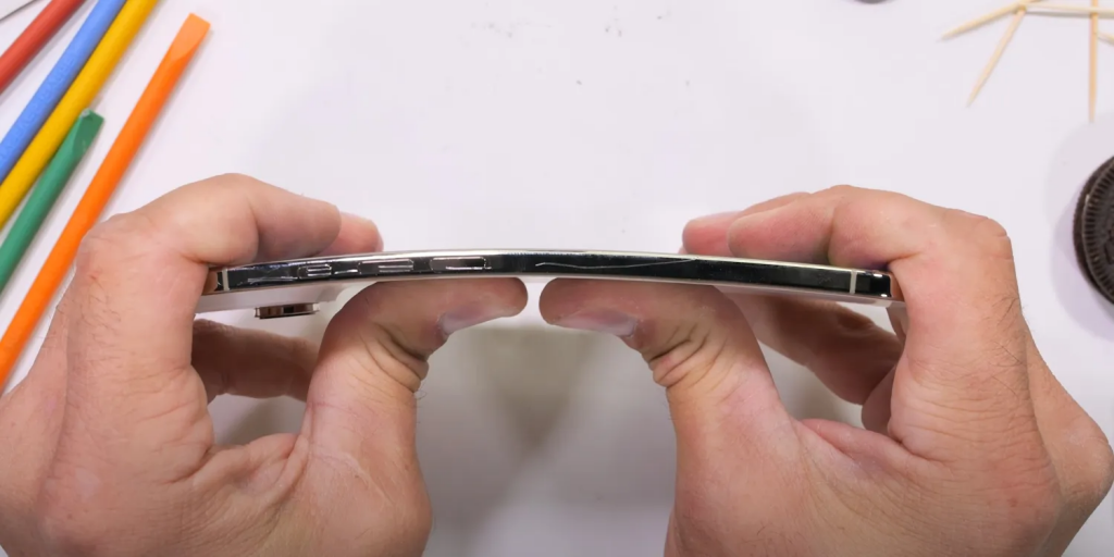 iPhone Air: il bend test conferma la resistenza da record