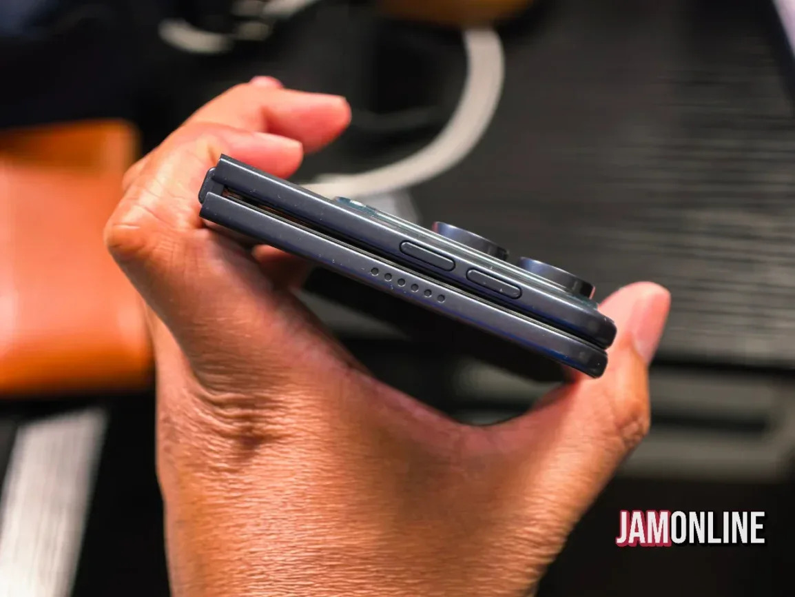 iPhone Ultra: spunta il dummy nero del pieghevole Apple