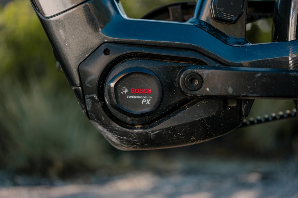 Le novità Bosch eBike 2026 puntano su libertà e personalizzazione Bosch eBike Systems ha svelato le sue innovazioni per il model year 2026 a Eurobike 2025 di Francoforte. L’obiettivo è chiaro: offrire una mobilità smart, potente e versatile, adatta tanto alla città quanto alle escursioni all’aria aperta. Le novità Bosch eBike 2026 ampliano la gamma esistente con soluzioni per ogni tipo di ciclista. Performance Line PX: la nuova ammiraglia per le avventure outdoor Il fiore all’occhiello è la nuova Performance Line PX, una drive unit pensata per lunghi tragitti e percorsi impegnativi. Grazie alla coppia massima di 90 Nm e una potenza di 700 watt, il supporto arriva fino al 400%, con un’erogazione sempre bilanciata. Il motore si abbina all'app eBike Flow, che permette la completa personalizzazione dello stile di guida. La pedalata risulta fluida e silenziosa, mentre la trasmissione ottimizzata riduce vibrazioni e rumori anche su tracciati complessi. L’unità è stata pensata per chi vuole il massimo, sia in termini di potenza che di controllo. Tre nuove drive unit pensate per la città Per gli spostamenti urbani, arrivano Cargo Line, Performance Line Speed e Performance Line nella nuova versione compatibile con il sistema intelligente Bosch. I nuovi motori offrono prestazioni superiori, mantenendo un peso contenuto e un’elevata silenziosità. Anche la Performance Line SX riceve un boost prestazionale. La gamma si arricchisce inoltre della nuova batteria PowerTube 540, ideale per chi cerca un’autonomia affidabile in uno chassis compatto. Sistema ABS evoluto: più controllo e nuovi freni compatibili Il sistema Bosch eBike ABS si evolve grazie all’integrazione con freni di marchi leader come Shimano, Magura e TRP. Il nuovo software dell’ABS garantisce una frenata ancora più progressiva, offrendo maggiore sicurezza in ogni situazione. Il ciclista può contare su un controllo totale anche nelle frenate più brusche. Cambio elettronico eShift: più fluido, più intelligente Anche il cambio elettronico eShift si aggiorna. Ora supporta una maggiore varietà di trasmissioni, sia manuali che automatiche, semplificando ulteriormente l’esperienza d’uso. I ciclisti urbani e gli sportivi possono così godere di una cambiata fluida e priva di interruzioni, totalmente integrata nel sistema intelligente Bosch. Grazie a queste novità Bosch eBike 2026, il brand tedesco consolida la propria posizione come punto di riferimento nella mobilità elettrica su due ruote.