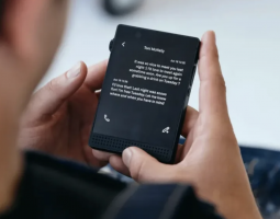 Light Phone III: il ritorno alla semplicità (a $800 di prezzo)