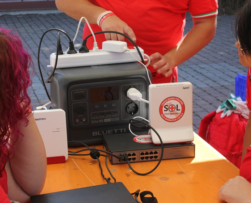 FRITZ! supporta la Croce Rossa Italiana di Pieve Emanuele con tecnologia e connettività d’emergenza