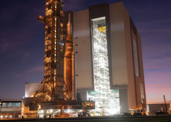 Artemis 2: NASA ripara SLS, aprile nel mirino