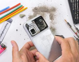 HONOR Robot Phone resiste ai torture test, ma teme la polvere