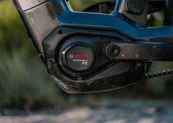 Le novità Bosch eBike 2026 puntano su libertà e personalizzazione Bosch eBike Systems ha svelato le sue innovazioni per il model year 2026 a Eurobike 2025 di Francoforte. L’obiettivo è chiaro: offrire una mobilità smart, potente e versatile, adatta tanto alla città quanto alle escursioni all’aria aperta. Le novità Bosch eBike 2026 ampliano la gamma esistente con soluzioni per ogni tipo di ciclista. Performance Line PX: la nuova ammiraglia per le avventure outdoor Il fiore all’occhiello è la nuova Performance Line PX, una drive unit pensata per lunghi tragitti e percorsi impegnativi. Grazie alla coppia massima di 90 Nm e una potenza di 700 watt, il supporto arriva fino al 400%, con un’erogazione sempre bilanciata. Il motore si abbina all'app eBike Flow, che permette la completa personalizzazione dello stile di guida. La pedalata risulta fluida e silenziosa, mentre la trasmissione ottimizzata riduce vibrazioni e rumori anche su tracciati complessi. L’unità è stata pensata per chi vuole il massimo, sia in termini di potenza che di controllo. Tre nuove drive unit pensate per la città Per gli spostamenti urbani, arrivano Cargo Line, Performance Line Speed e Performance Line nella nuova versione compatibile con il sistema intelligente Bosch. I nuovi motori offrono prestazioni superiori, mantenendo un peso contenuto e un’elevata silenziosità. Anche la Performance Line SX riceve un boost prestazionale. La gamma si arricchisce inoltre della nuova batteria PowerTube 540, ideale per chi cerca un’autonomia affidabile in uno chassis compatto. Sistema ABS evoluto: più controllo e nuovi freni compatibili Il sistema Bosch eBike ABS si evolve grazie all’integrazione con freni di marchi leader come Shimano, Magura e TRP. Il nuovo software dell’ABS garantisce una frenata ancora più progressiva, offrendo maggiore sicurezza in ogni situazione. Il ciclista può contare su un controllo totale anche nelle frenate più brusche. Cambio elettronico eShift: più fluido, più intelligente Anche il cambio elettronico eShift si aggiorna. Ora supporta una maggiore varietà di trasmissioni, sia manuali che automatiche, semplificando ulteriormente l’esperienza d’uso. I ciclisti urbani e gli sportivi possono così godere di una cambiata fluida e priva di interruzioni, totalmente integrata nel sistema intelligente Bosch. Grazie a queste novità Bosch eBike 2026, il brand tedesco consolida la propria posizione come punto di riferimento nella mobilità elettrica su due ruote.