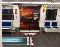 La campagna Aruba Fibra anni 90 sbarca nei cinema e sulla metro di Milano