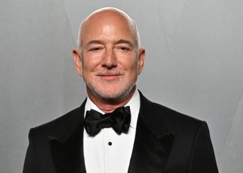 Bezos fondo AI: 100 miliardi per le fabbriche