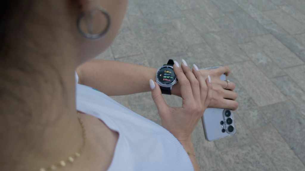 Galaxy Watch8 Runway Run: Samsung porta il running in pista
