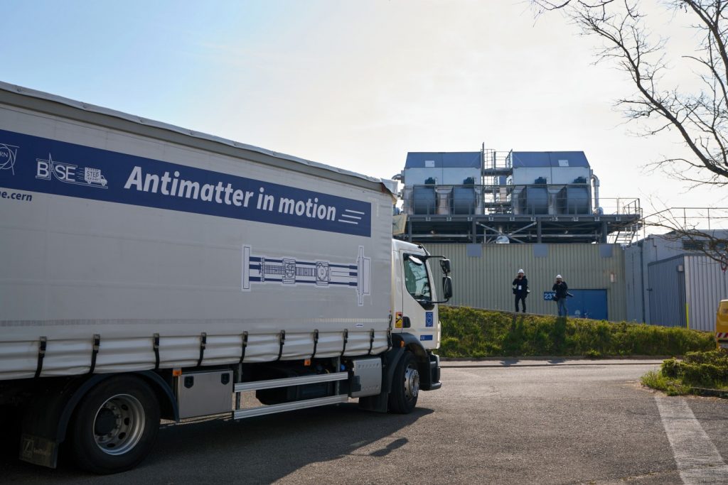 CERN trasporta antimateria su un camion