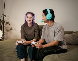 Arctis Nova 3 Wireless, SteelSeries cuffie gaming, audio spaziale PS5, preset Arctis App, cuffie wireless Xbox, microfono ClearCast 2.X, Bluetooth 5.3 gaming, cuffie multipiattaforma, driver Nova personalizzati, Tempest 3D Audio compatibile, Microsoft Spatial Sound, cuffie console 2025, ricarica rapida USB-C, cuffie SteelSeries Switch, preset audio mobile, cuffie 30 ore autonomia, app Arctis Android iOS, EQ profili separati, cuffie memory foam traspirante, prezzo Arctis Nova 3