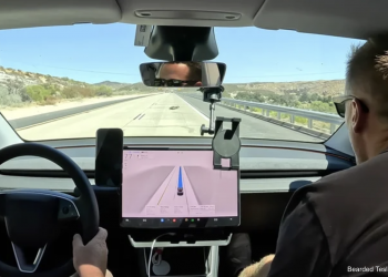 Tesla FSD cross-country: quando la guida autonoma fallisce