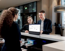 Philips monitor bifacciale: due schermi business