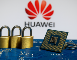 Huawei, furto di segreti sui chip: ex dipendenti condannati a Shanghai