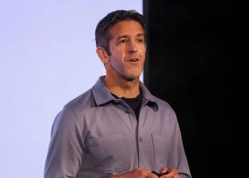 John Ternus debutta da CEO di Apple: ecco le sue priorità
