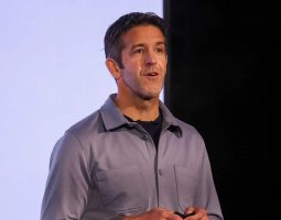 John Ternus debutta da CEO di Apple: ecco le sue priorità
