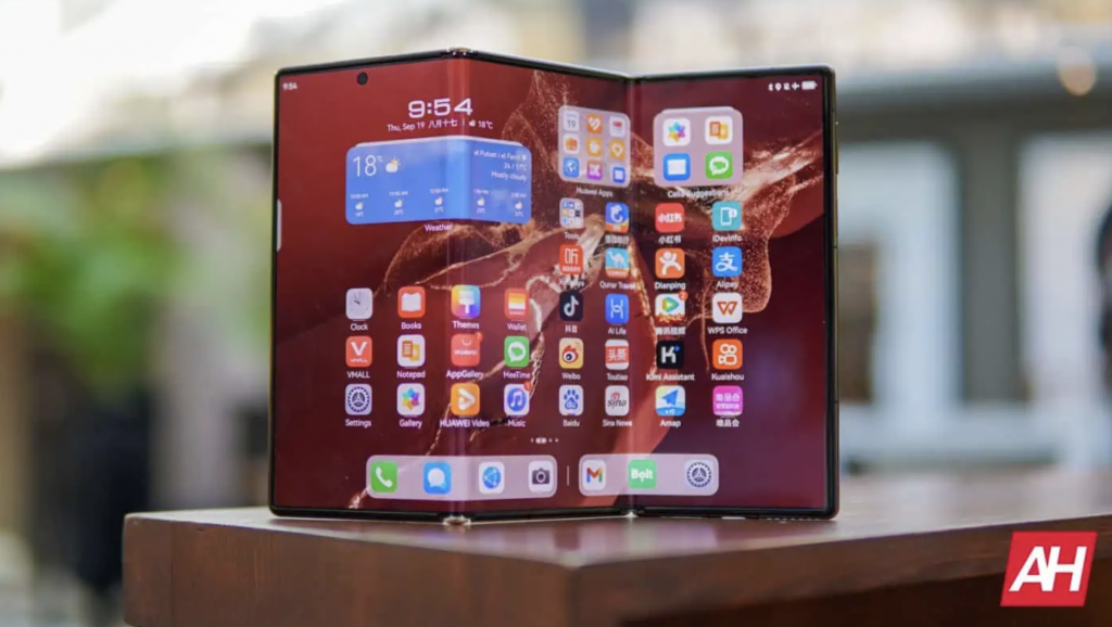 Samsung conferma l’arrivo del suo primo smartphone tri-fold entro il 2025