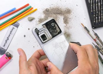 HONOR Robot Phone resiste ai torture test, ma teme la polvere