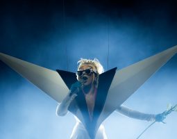 Ray Ban Meta sale sul palco con Doja Cat