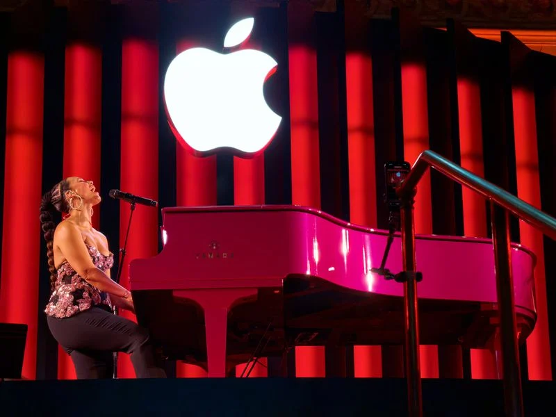 Apple 50 anni: l'azienda festeggiata in tutto il mondo