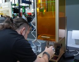xTool F2 Ultra UV: l’incisore laser che rivoluziona l’incisione su vetro