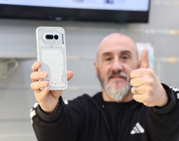 Nothing Phone (4a) e Headphone (a) disponibili in Italia
