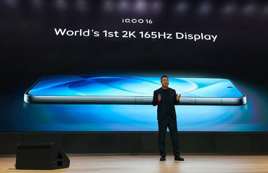 iQOO 16 avrà un display 2K 165 Hz da 10.000 nit