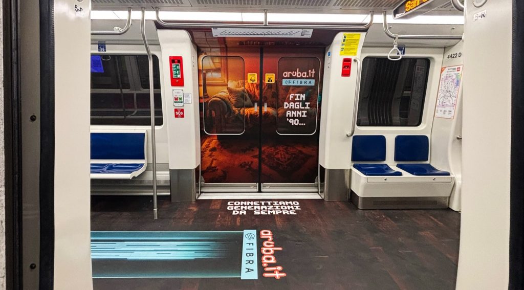 La campagna Aruba Fibra anni 90 sbarca nei cinema e sulla metro di Milano