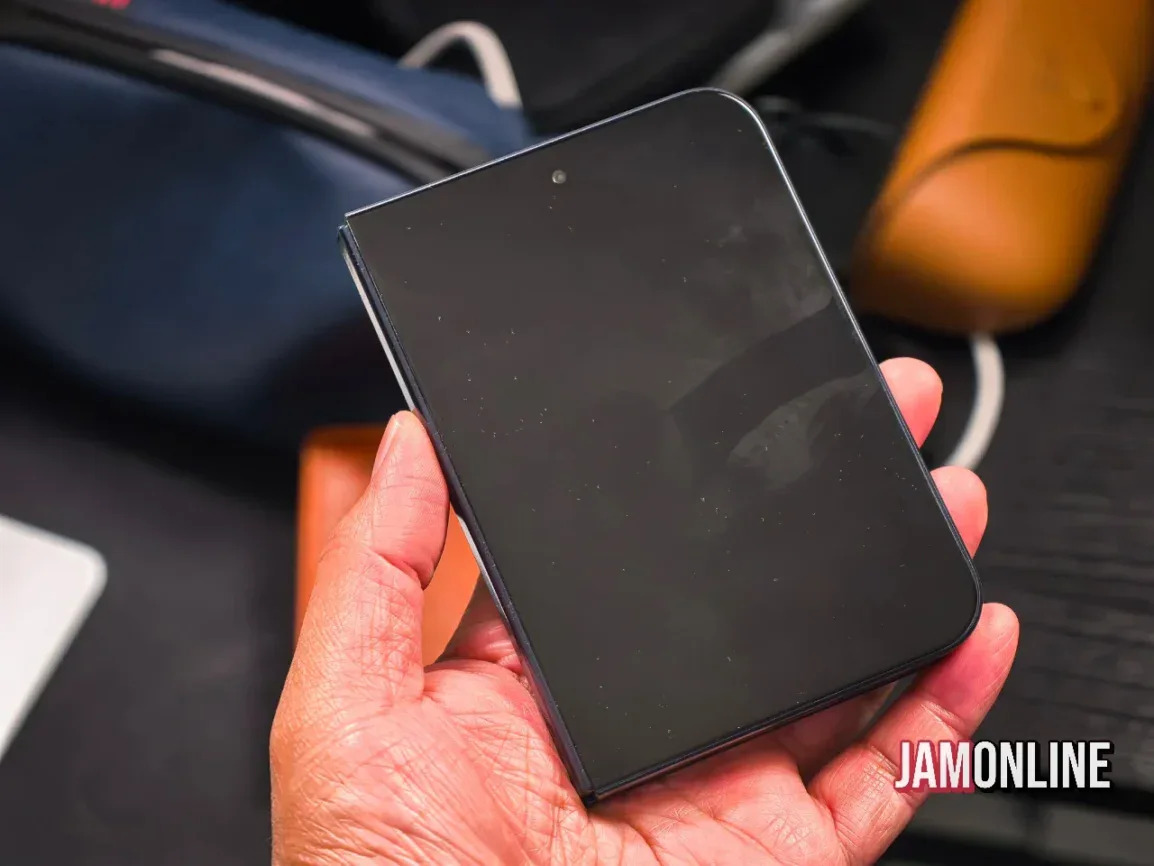 iPhone Ultra: spunta il dummy nero del pieghevole Apple
