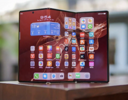 Samsung conferma l’arrivo del suo primo smartphone tri-fold entro il 2025