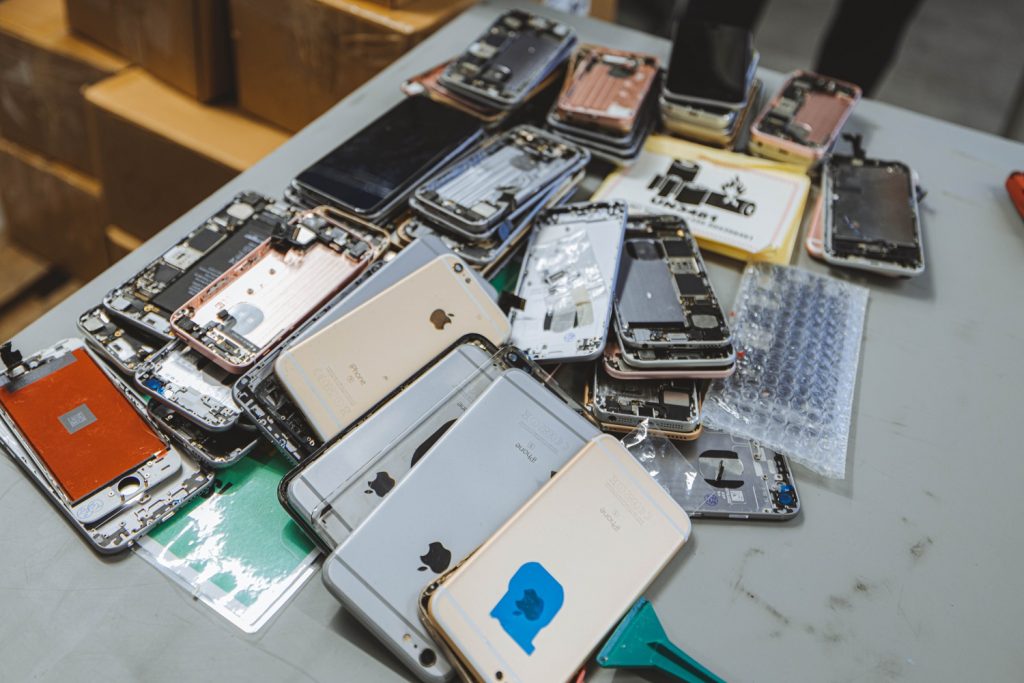 Almeno l’85% degli italiani conserva uno smartphone inutilizzato