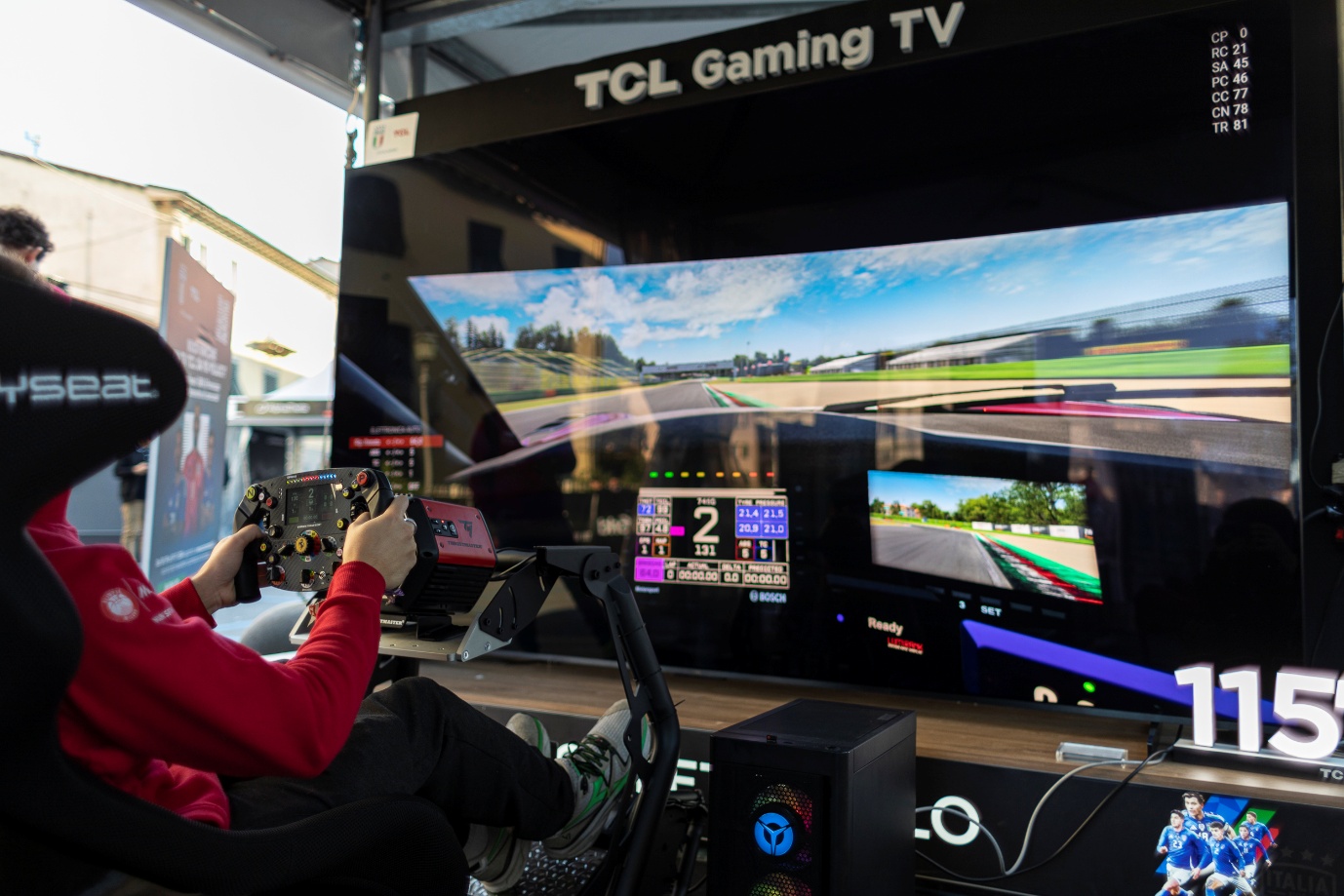 TCL porta l’adrenalina del racing a Milano