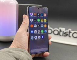 Samsung ritarda l'aggiornamento a Android 15