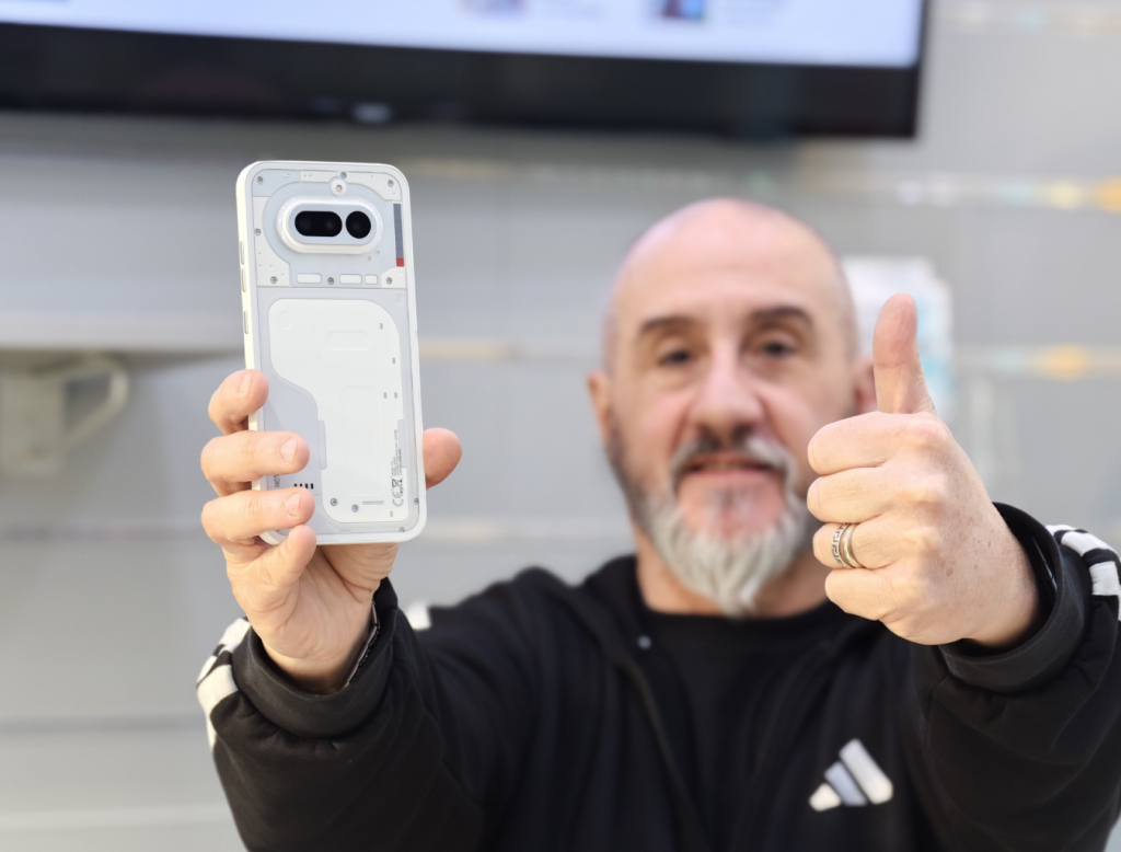 Nothing Phone (4a) e Headphone (a) disponibili in Italia